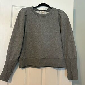 Cropped grey sweatshirt with slight puffed sleeves